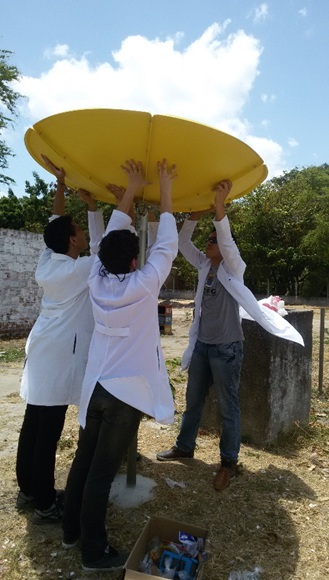 Processo de montagem do concentrador solar térmico (Imagem: arquivo pessoal/Ronaldo Ferreira) ronaldo_semiarido