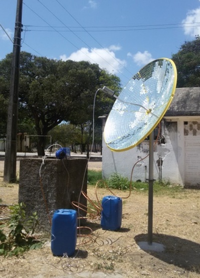 Concentrador solar térmico de baixo custo foi produzido a partir de uma antena parabólica. (Imagem: arquivo pessoal/Ronaldo Ferreira) ronaldo_semiarido1